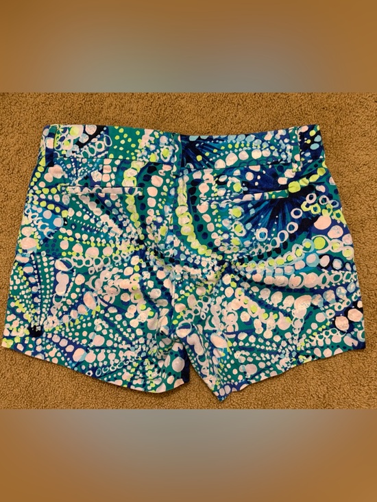 Lilly Pulitzer Pants - Lilly Pulitzer Callahan Shorts in “Botanical Green Hotter Spot” print